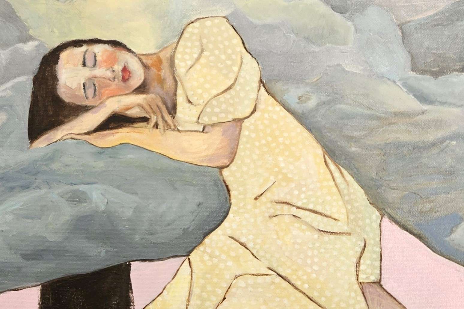 Obraz przedstawiający śpiącą kobietę w żółtej sukience, namalowany w stylu figuratywnym (Figurative Art) – wizualna odpowiedź na pytanie, czym jest sztuka figuratywna i jak ukazuje emocje przez ludzką postać.