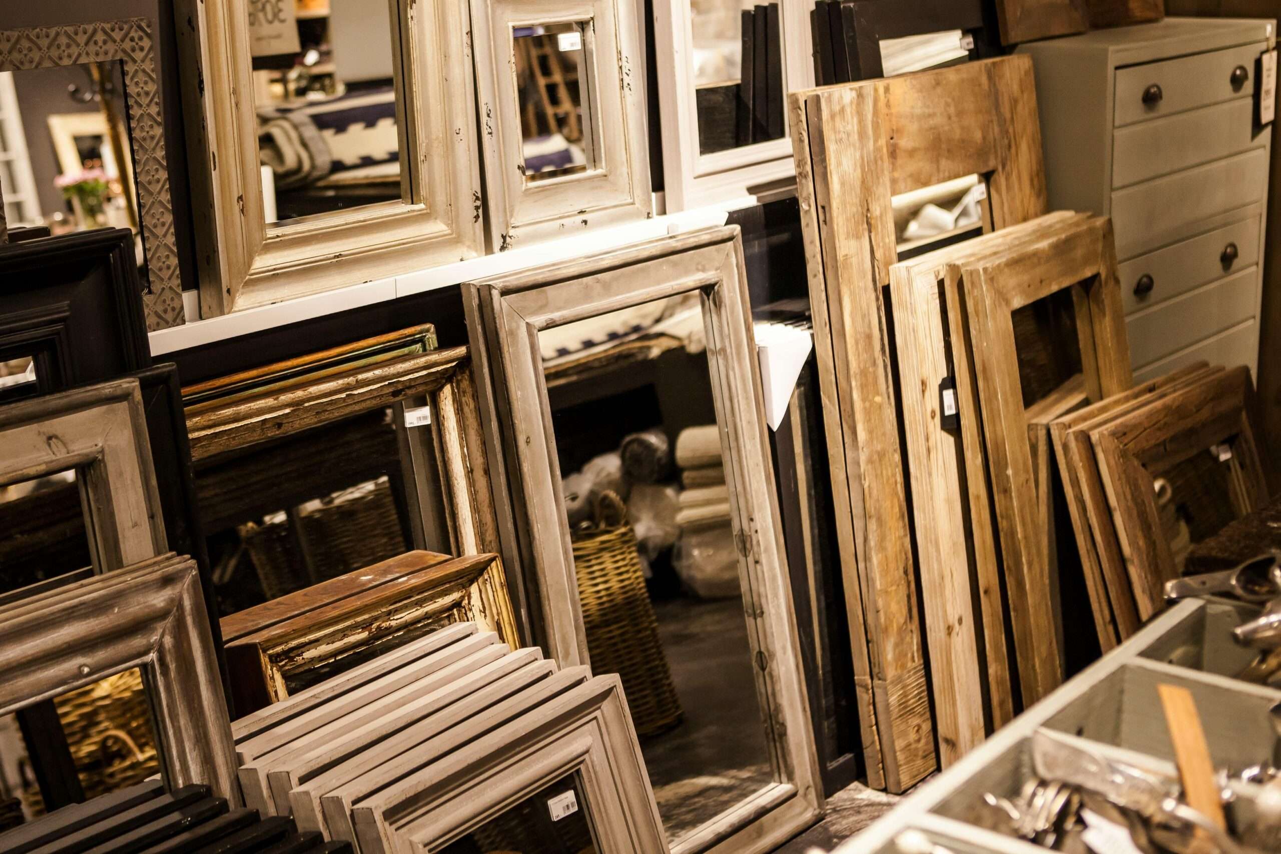 Obraz na płótnie zawieszony nad sofą w jasnym, minimalistycznym wnętrzu – przykład, jak oprawić obraz na płótnie w nowoczesnym stylu. How To Frame A Canvas Painting