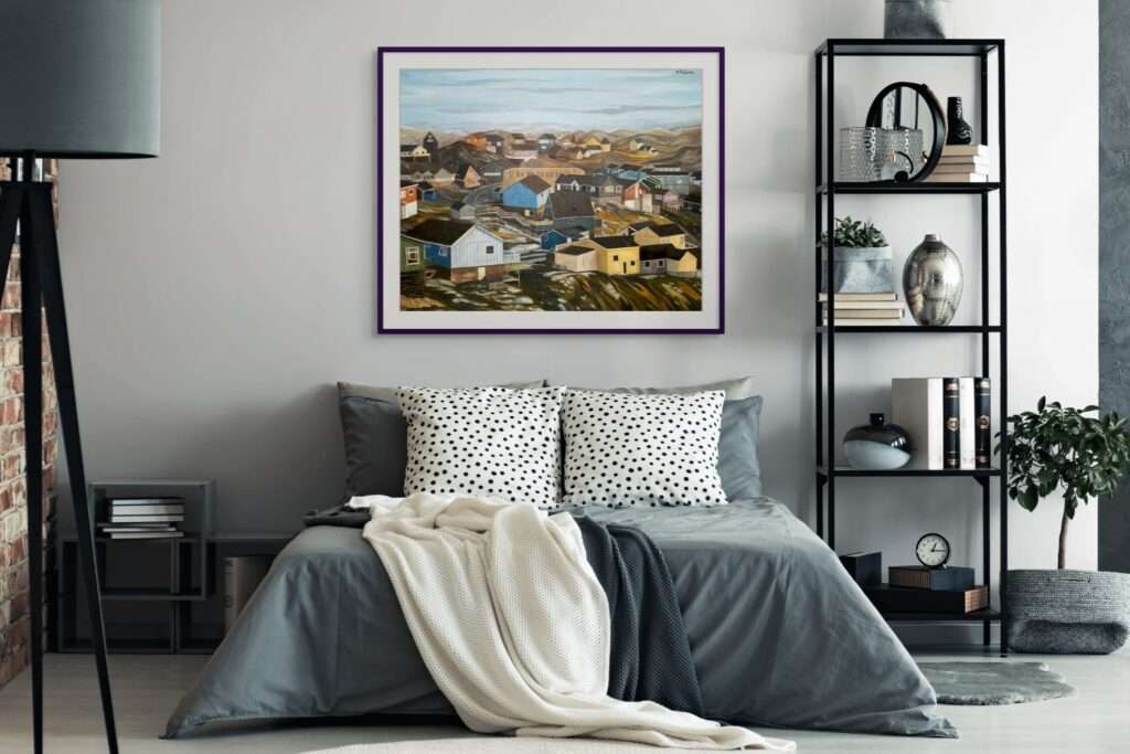 Nowoczesna sypialnia z obrazem nad łóżkiem, przedstawiającym kolorowe domy – inspirujący przykład, jak oryginał a wydruk mogą wpłynąć na charakter wnętrza. (Original vs Print)